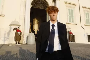 Perché Jannik Sinner continua a dire di ‘no’ a Sanremo. Il grande palco che non gli appartiene: “Ho cose migliori da fare”