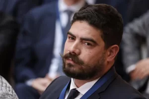 Crisi Francia, parentesi d’amore nella tempesta: il ministro Kasbarian fa coming out