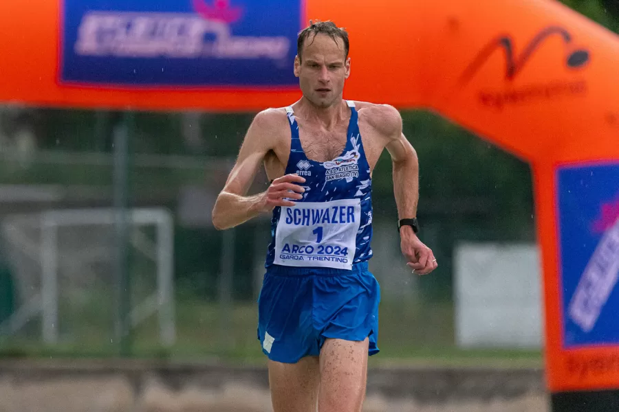 Alex Schwazer dalla marcia al calcio: “Farò il preparatore atletico”. Il giallo del doping e il caso Sinner: “Lui può difendersi da solo, altri no”