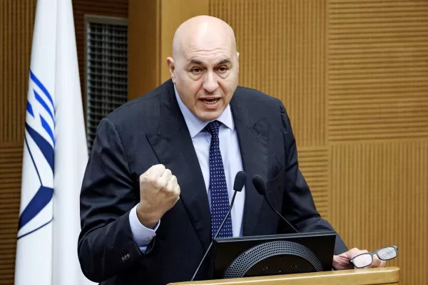 Crosetto, la Difesa ora è una priorità: dal “tanto ci difendono gli Stati Uniti” a “o vi difendete da soli o nessuno lo farà” Crosetto, la Difesa ora è una priorità: dal “tanto ci difendono gli Stati Uniti” a “o vi difendete da soli o nessuno lo farà”