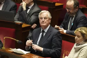Francia, Barnier sfiduciato dopo tre mesi. Attacchi a Macron che pensa al nuovo premier: i favoriti