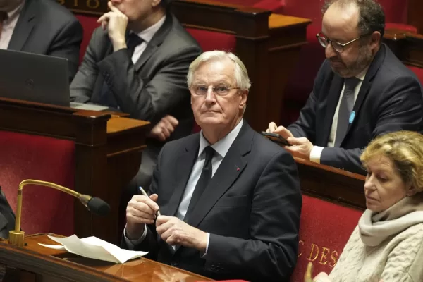 Francia, Barnier sfiduciato dopo tre mesi. Attacchi a Macron che pensa al nuovo premier: i favoriti