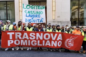 Operai della Trasnova, indotto Stellantis, protestano contro i licenziamenti davanti al ministero delle Imprese in occasione dell’incontro tra l’azienda e il ministro Urso, Roma, Martedì, 10 Dicembre 2024 (Foto Roberto Monaldo / LaPresse)

Trasnova workers, a Stellantis subsidiary, protest against layoffs in front of the ministry of Enterprises, Rome, Tuesday, December 10, 2024 (Photo by Roberto Monaldo / LaPresse)