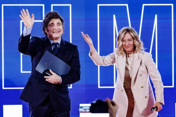 Ad Atreju tutti in visibilio per il populista Milei, che odia “los politicos” di sinistra, centro e destra