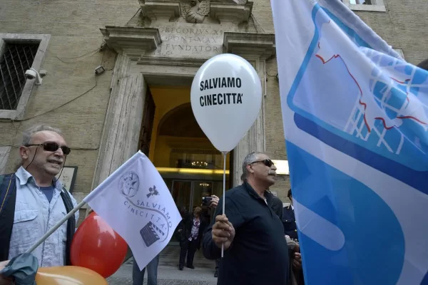 Gli Studios di Cinecittà sono una cattedrale nel deserto: i film mai usciti, i lavoratori fermi e le voci di privatizzazione