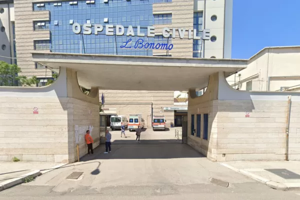 Stanco dell’attesa di dieci ore, si allontana dal pronto soccorso e muore pochi metri dopo: “Via contro parere medici”