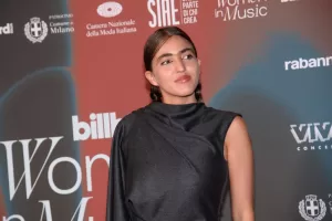 Chi è Joan Thiele in gara trai big al Festival di Sanremo 2025 di Carlo Conti, l’infanzia cosmopolita e le influenze musicali