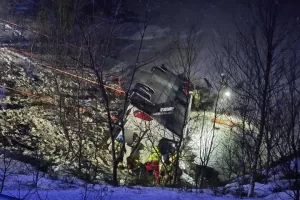 Norvegia, autobus esce fuori strada e finisce in mare: a bordo 70 persone, “vittime” e feriti