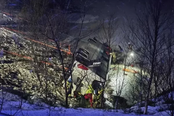 Norvegia, autobus esce fuori strada e finisce in mare: a bordo 70 persone, “vittime” e feriti
