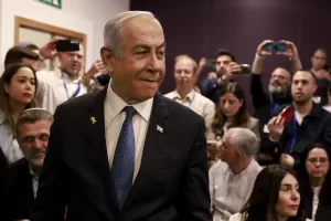 Israeli Prime Minister Benjamin Netanyahu arrives at the district court for his long-running trial for alleged corruption, in Tel Aviv, Israel, Tuesday, Dec. 10, 2024.  (Menahem Kahana/Pool Photo via AP)

Associated Press/LaPresse
