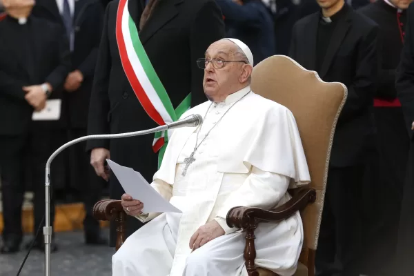 Papa Francesco e la realtà menzognera diventata verità di massa: l’ammaccata partigiana militanza pontificale