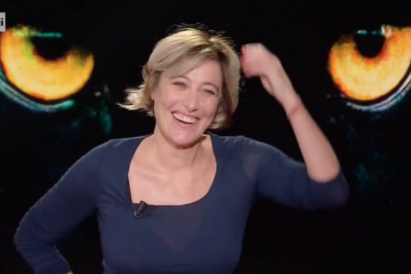 Valeria Bruni Tedeschi a Belve: “Ho scoperto che Carla Bruni era mia sorella mangiando un mandarino”