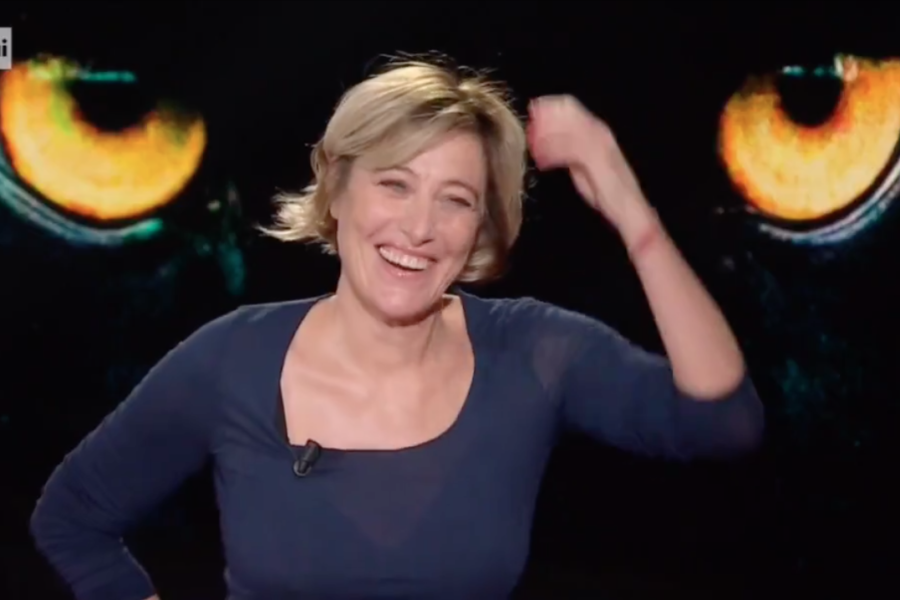 Valeria Bruni Tedeschi a Belve: “Ho scoperto che Carla Bruni era mia sorella mangiando un mandarino”