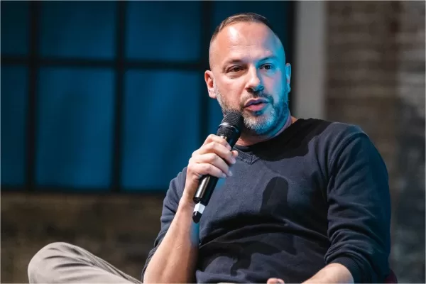 Murubutu, professore e rapper che stimola gli alunni a studiare con le sue canzoni: “I ragazzi vogliono uscire dalla superficialità”