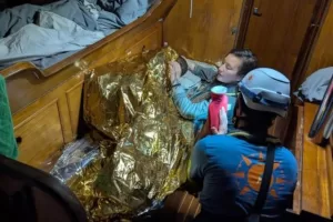 Bimba sopravvissuta a naufragio al largo di Lampedusa: un miracolo nella tragedia dei 45 migranti morti