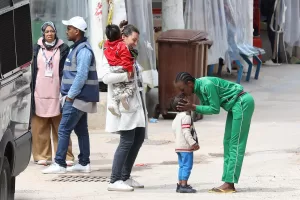 Una bambina sola in mezzo al mare, la storia di Yasmine e quel che resta a galla dell’umanità