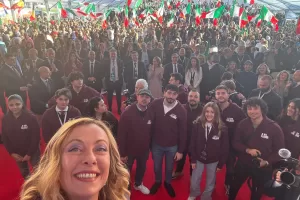 Atreju, l’analisi social: l’appuntamento simbolico della destra italiana evidenzia un’Italia profondamente divisa