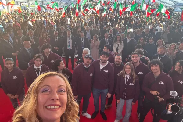 Atreju, l’analisi social: l’appuntamento simbolico della destra italiana evidenzia un’Italia profondamente divisa