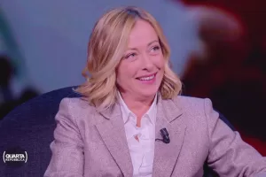 Meloni, lezione alla sinistra in tv: sferza sindacati, opposizioni (e giudici), rivendica riforme e successi: “Vado lontano”