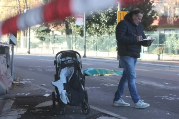 Milano, mamma travolta e uccisa da camion pirata sulle strisce pedonali: feriti i due gemellini e la nonna Milano, mamma travolta e uccisa da camion pirata sulle strisce pedonali: feriti i due gemellini e la nonna