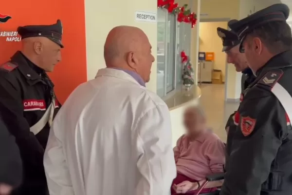 Donna di 90 anni abbandonata dalla badante: figli lontani, nessun telefono e 48 ore sola in casa (su sedia a rotelle) e senza cibo