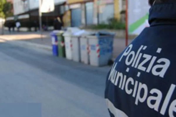 Napoli, ‘piove’ piastra metallica dal balcone: donna colpita alla testa mentre passeggia in strada, è grave