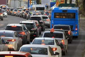 Bollo auto e moto abolito (ma non per tutte le categorie), l’annuncio di Meloni: “Via una delle tasse più odiate dagli italiani”