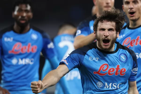 Kvaratskhelia, il buono guaglione che parlava con i piedi e passava attraverso gli avversari: il 77 e i sogni che non esistono