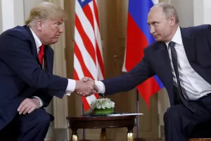 Guerra in Ucraina, la doppia strategia di Trump con Putin: “Farò alla Russia un grandissimo favore” Guerra in Ucraina, la doppia strategia di Trump con Putin: “Farò alla Russia un grandissimo favore”