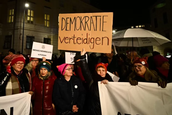 Le nonne di Vienna in piazza contro la destra: alle vecchiette si dà ascolto