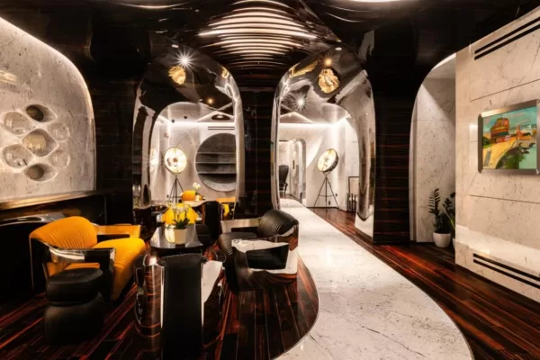 Lo “sbalorditivo” Romeo Hotel a Roma, il reportage del Financial Times: “La bellezza è sempre un investimento”