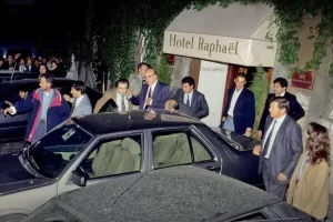 Craxi e il giorno delle monetine, quando fuori dal Raphael disse: “Io dal retro non esco”. Il leader al di sopra di destra e sinistra