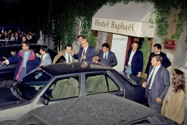 Craxi e il giorno delle monetine, quando fuori dal Raphael disse: “Io dal retro non esco”. Il leader al di sopra di destra e sinistra