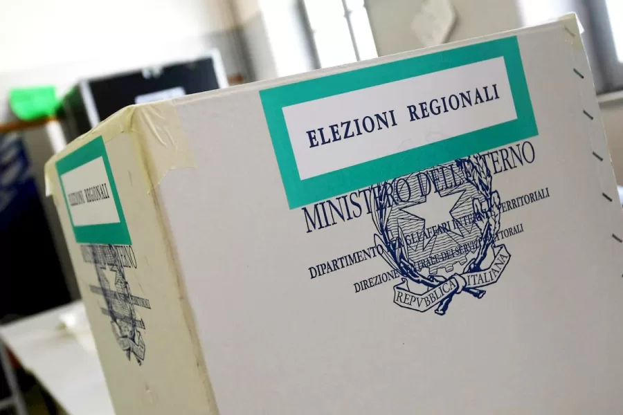 Elezioni Regionali, i sondaggi premiano FdI. Asse Pd-M5S in calo