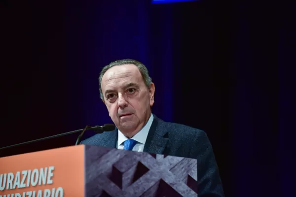 Lo Voi e Li Gotti come il Gatto e la Volpe: uno impacchetta un esposto sul niente, l’altro lo spedisce al mittente in quattro e quattr’otto