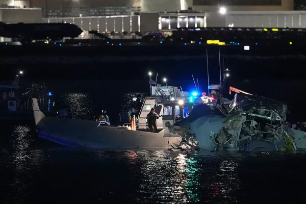 Schianto in volo a Washington, aereo passeggeri ed elicottero militare precipitano nel fiume: 67 morti, nessun sopravvissuto