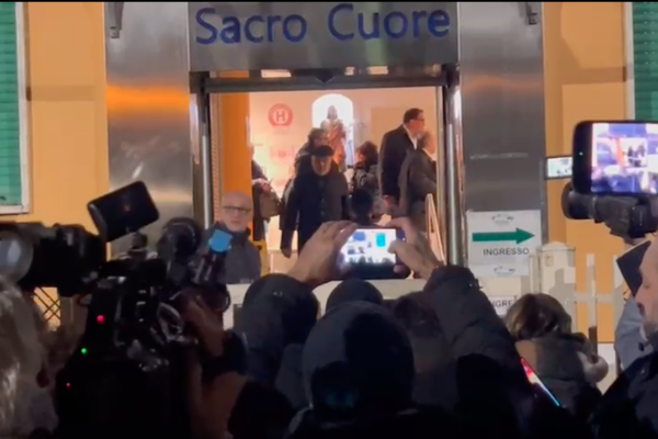 Neonata rapita a Cosenza ritrovata dopo ore, la piccola era in braccio alla madre: “Deve andare dal pediatra”. Sospetti su una coppia