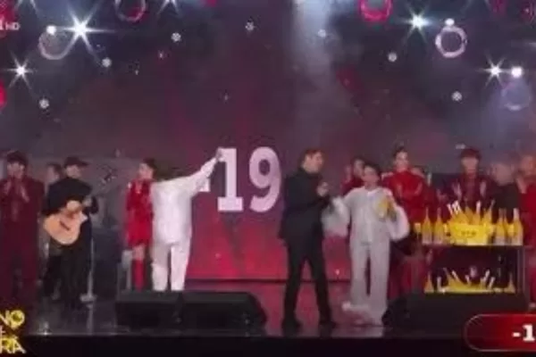 Ricchi e Poveri, Angelo Sotgiu è l’idolo rock di Capodanno: bulletti disagiati della trap fatevi da parte