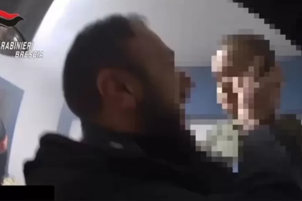 Bimbo chiude mamma fuori e in casa scoppia incendio: il video dei carabinieri che salvano piccolo di 2 anni e neonata