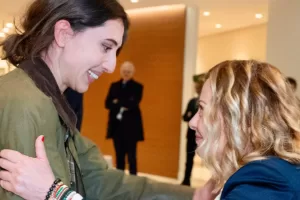 Cecilia Sala arrivata a Ciampino, la prima foto della giornalista e l’accordo diplomatico tra Italia, Iran e Usa