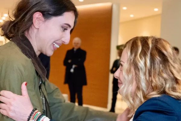 Cecilia Sala arrivata a Ciampino, la prima foto della giornalista e l’accordo diplomatico tra Italia, Iran e Usa