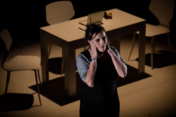 “2084 – L’anno in cui bruciammo chrome”, al teatro Sannazaro uno sguardo su un futuro prossimo, distopico e inquietante