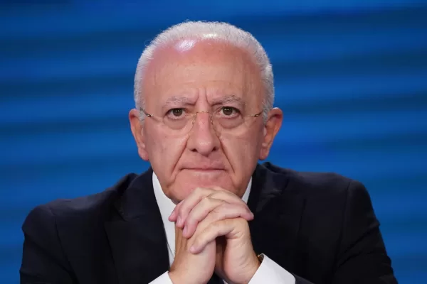 De Luca fuori dai giochi, no al terzo mandato. La Consulta: “Incostituzionale norma regione Campania”. Il governatore: “Cancellare scritta ‘legge uguale per tutti”