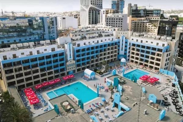 Turista italiana cade da balcone dell’hotel dopo litigio con fidanzato, il giallo e l’abuso di droga