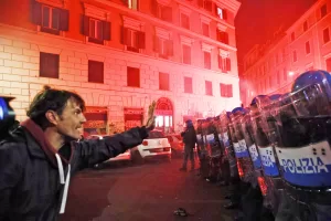 Violenze al corteo per Ramy, allucinante che i poliziotti debbano subire per ore prima di reagire
