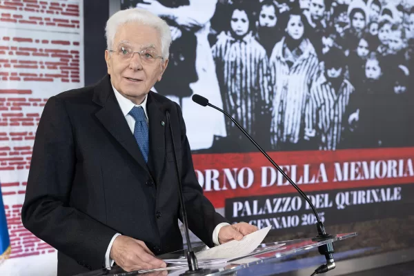 Mattarella cita Levi e indica la strada: “Mai più Auschwitz, fermare i nuovi antisemiti” Mattarella cita Levi e indica la strada: “Mai più Auschwitz, fermare i nuovi antisemiti”