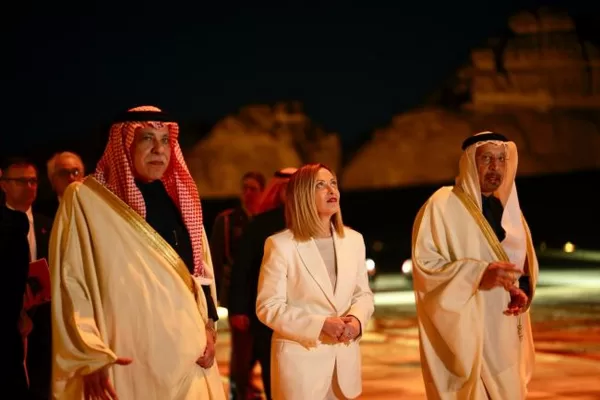 Giorgia Meloni e il ponte con l’Arabia: la partita a scacchi su energia e Difesa