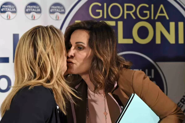 Santanchè in trincea solitaria, cresce il gelo in Fratelli d’Italia ma Meloni ha altri grattacapi: Zaia e autonomia