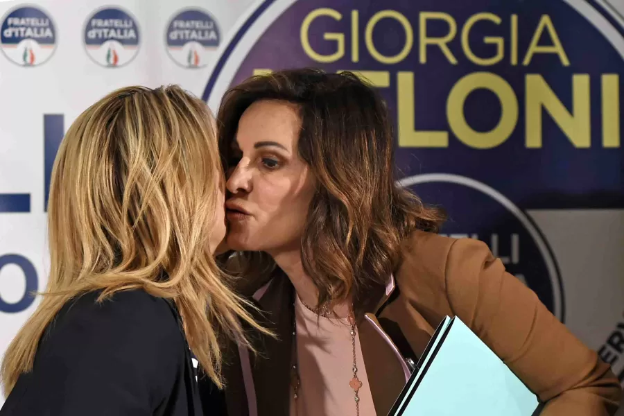 Santanchè in trincea solitaria, cresce il gelo in Fratelli d’Italia ma Meloni ha altri grattacapi: Zaia e autonomia