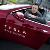 Tesla vs Cina: l’elettrico ormai è inevitabile. Trump contro l’Opec+. Decarbonizzare l’automotive ha un prezzo